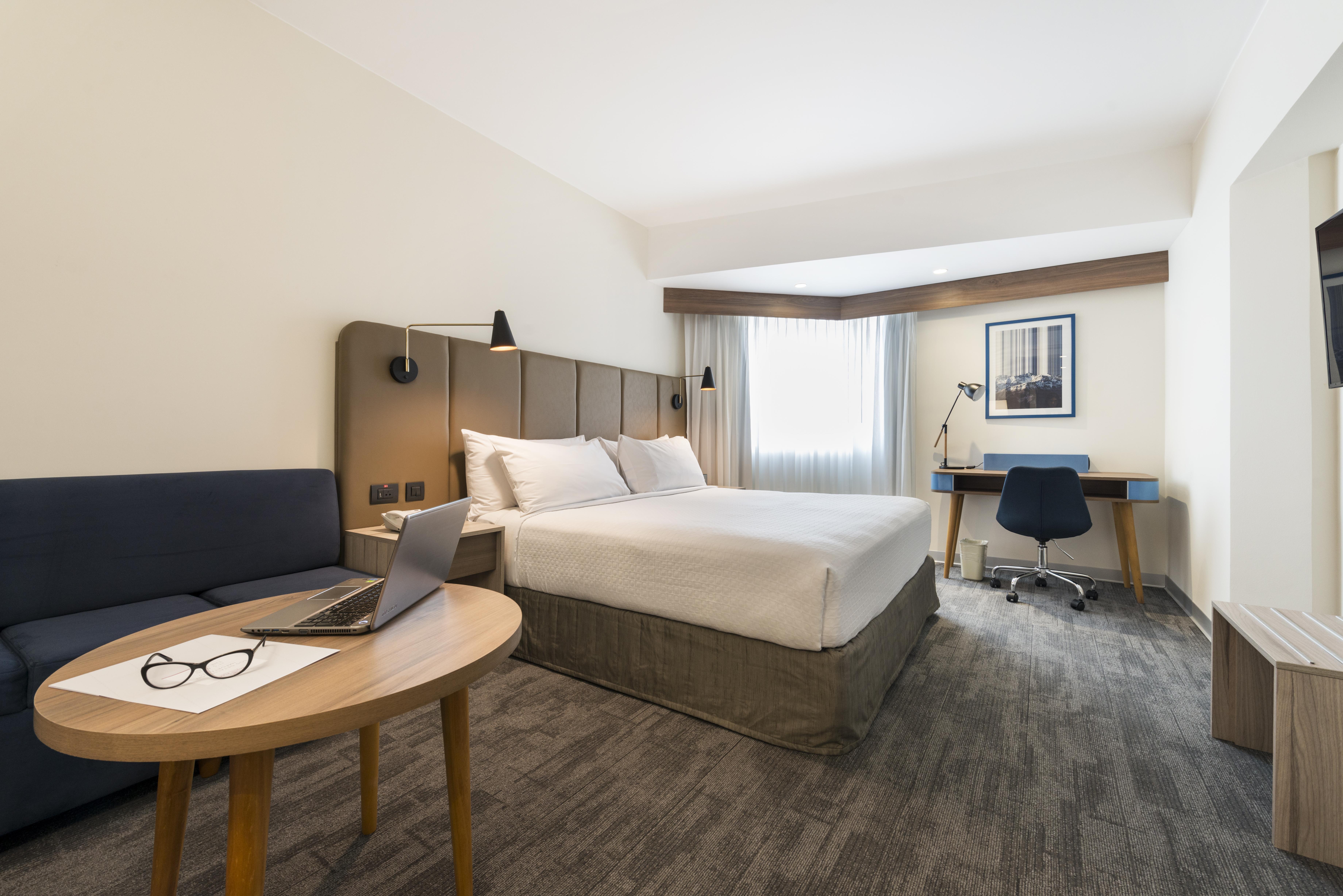 คราวน์ พลาซา ลิมา Hotel ภายนอก รูปภาพ A typical room at the Holiday Inn Express London - Kensington