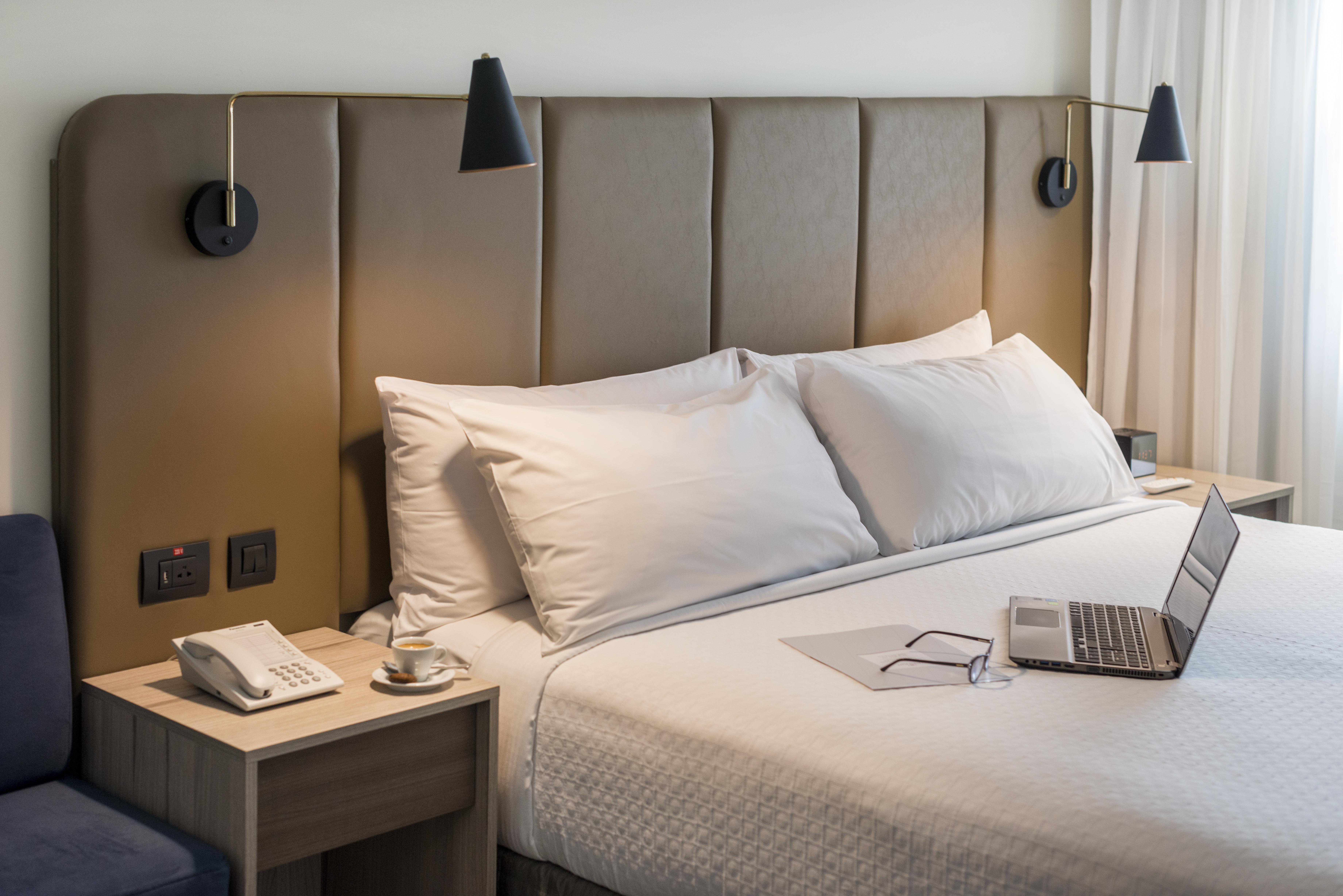 คราวน์ พลาซา ลิมา Hotel ภายนอก รูปภาพ A guest room at the Hilton London Heathrow