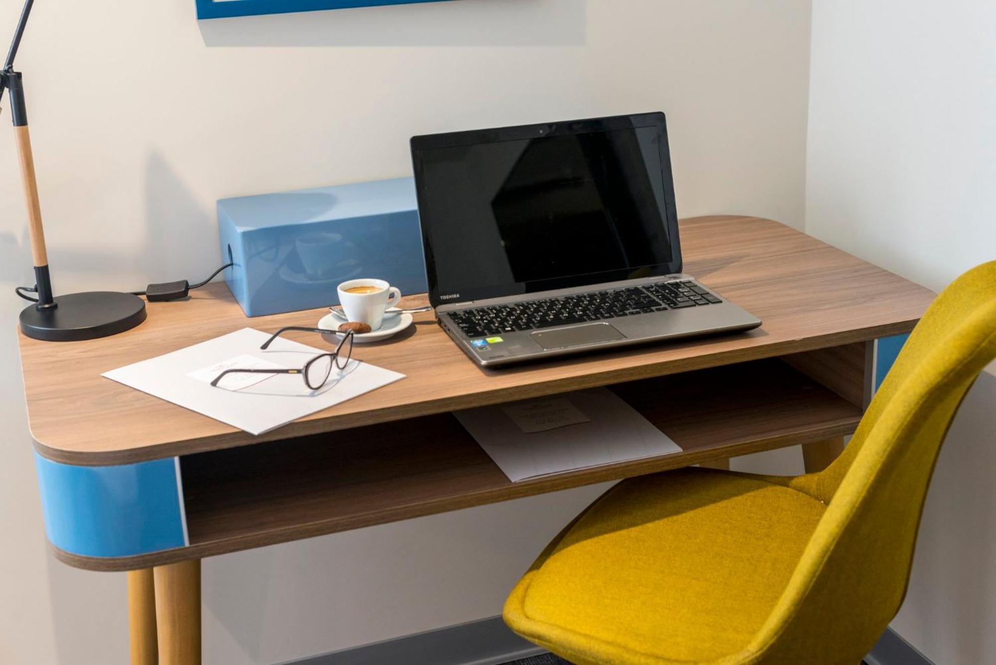 คราวน์ พลาซา ลิมา Hotel ภายนอก รูปภาพ A typical workspace at the library