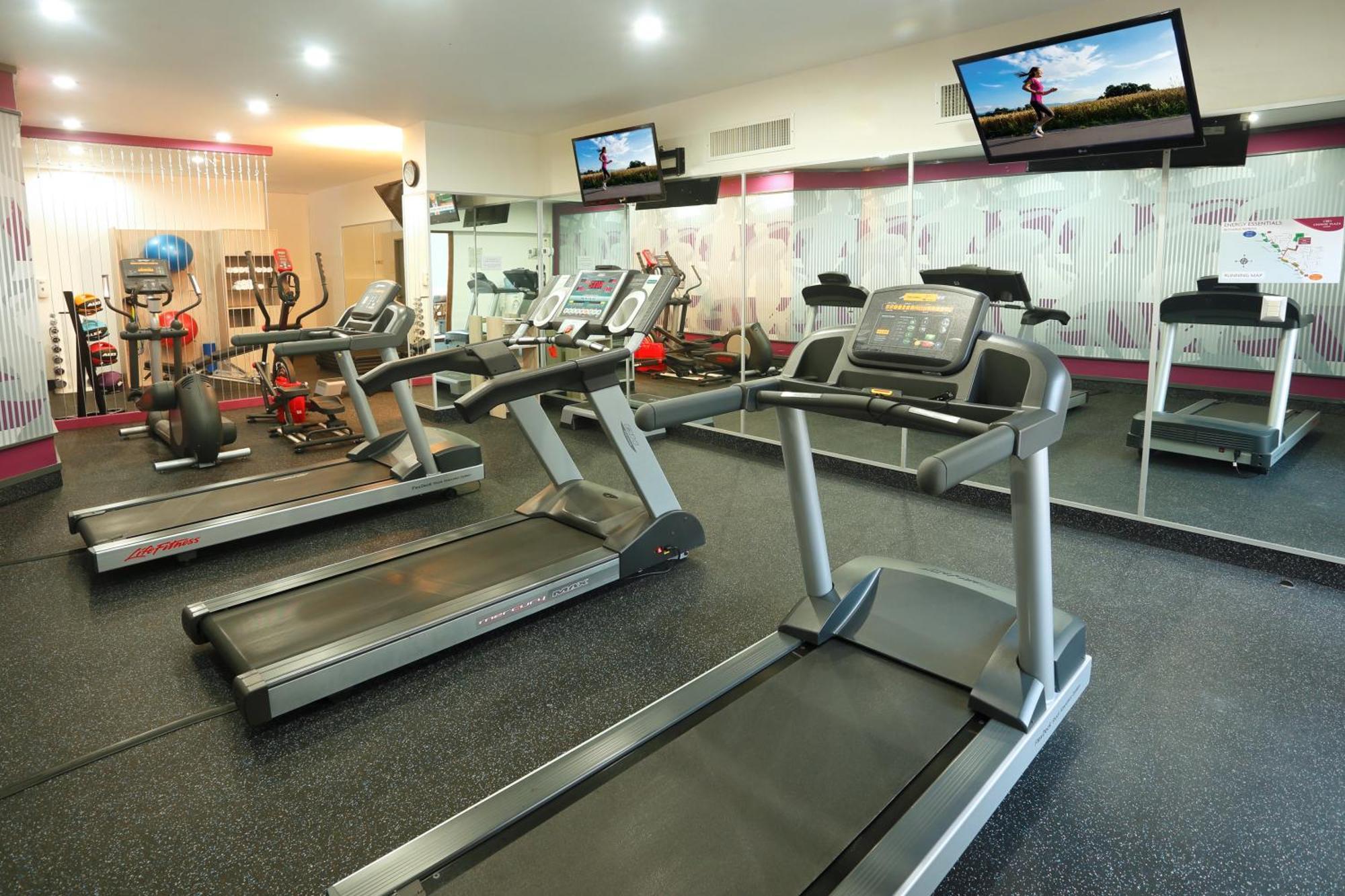 คราวน์ พลาซา ลิมา Hotel ภายนอก รูปภาพ A treadmill
