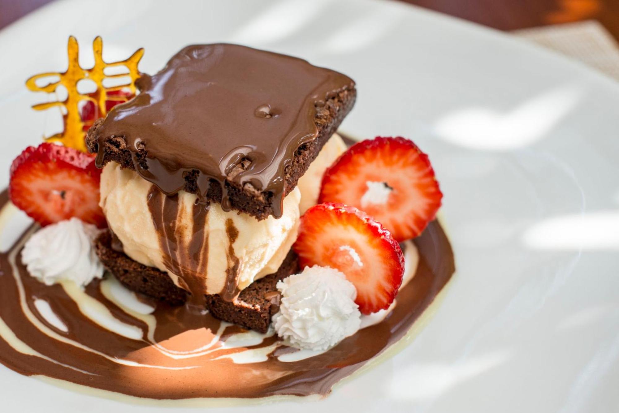 คราวน์ พลาซา ลิมา Hotel ภายนอก รูปภาพ A brownie sundae