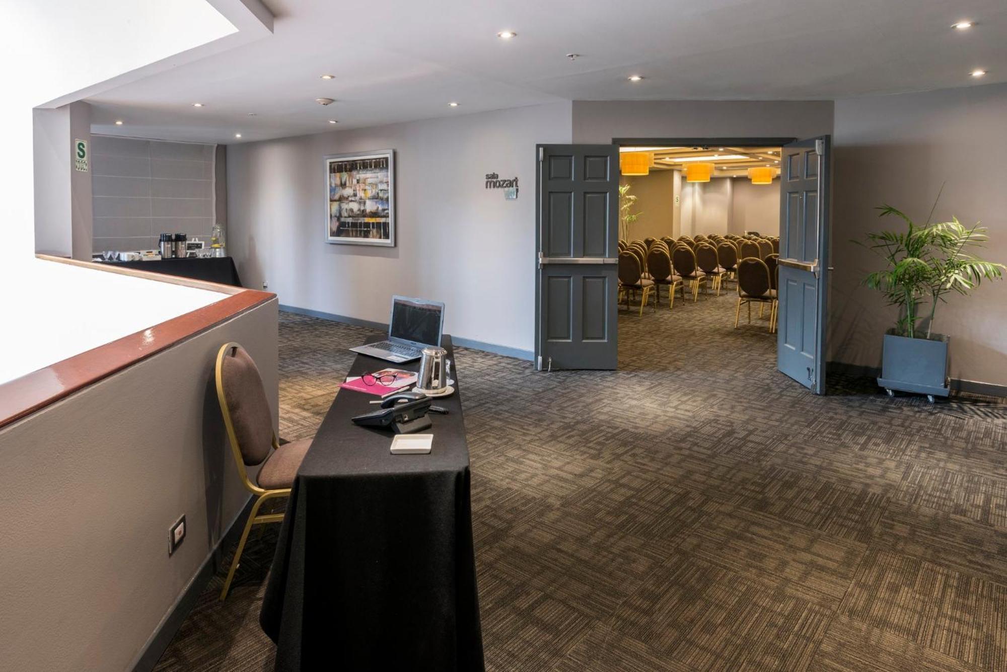 คราวน์ พลาซา ลิมา Hotel ภายนอก รูปภาพ The meeting room at the London Business School