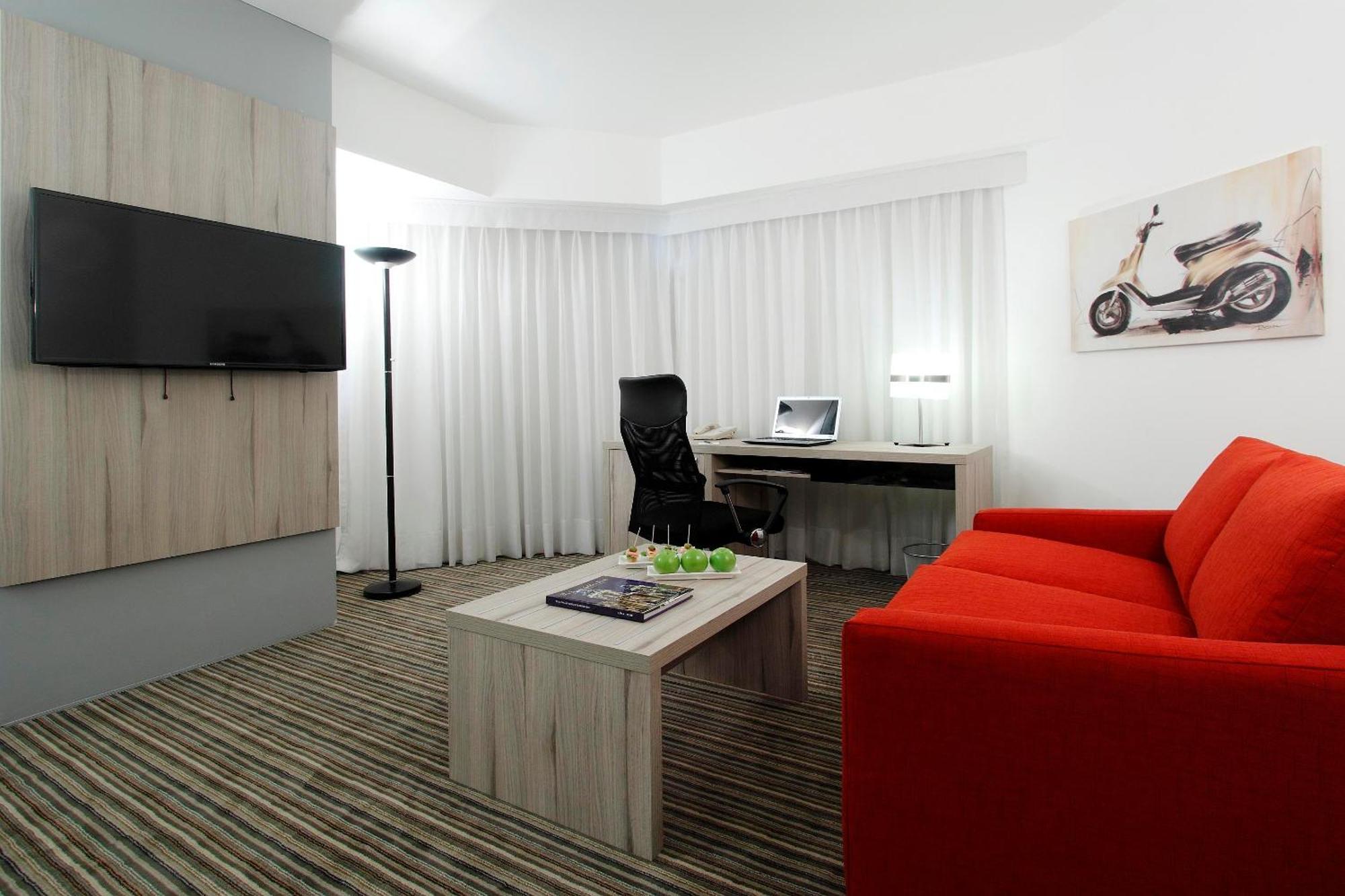 คราวน์ พลาซา ลิมา Hotel ภายนอก รูปภาพ A typical hotel room