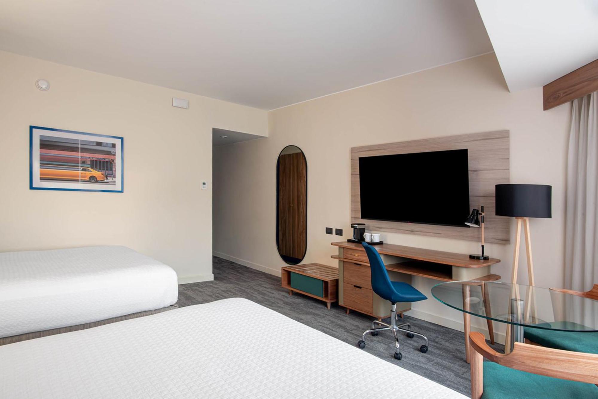 คราวน์ พลาซา ลิมา Hotel ภายนอก รูปภาพ A room at the Holiday Inn Express London - Heathrow