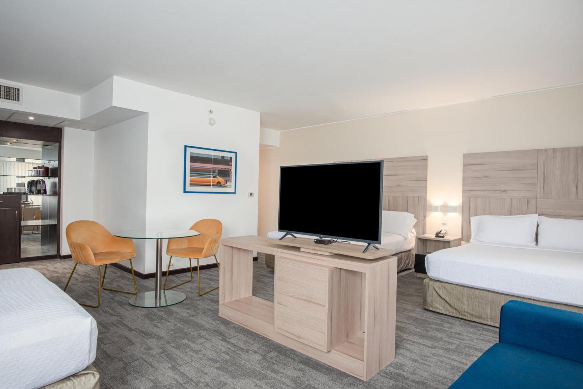 คราวน์ พลาซา ลิมา Hotel ภายนอก รูปภาพ A room at the Hilton Garden Inn in San Francisco