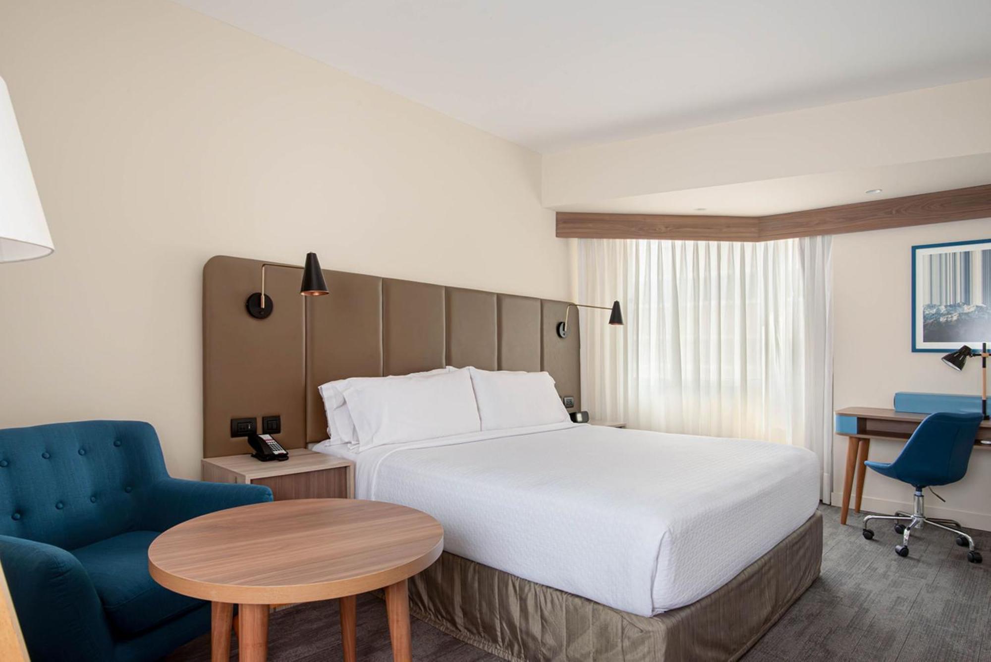คราวน์ พลาซา ลิมา Hotel ภายนอก รูปภาพ A guest room at the Holiday Inn Express in San Francisco