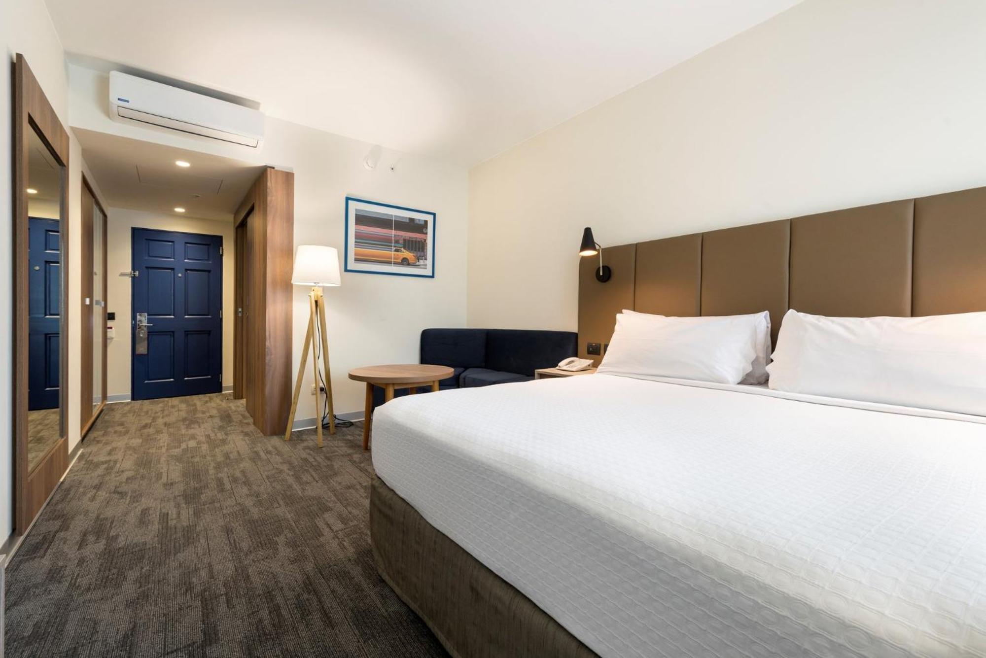 คราวน์ พลาซา ลิมา Hotel ภายนอก รูปภาพ A room at the Holiday Inn Express in the UK