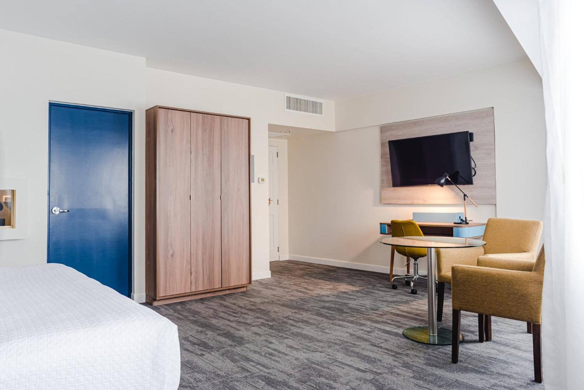 คราวน์ พลาซา ลิมา Hotel ภายนอก รูปภาพ A room at the Hilton Garden Inn in San Francisco