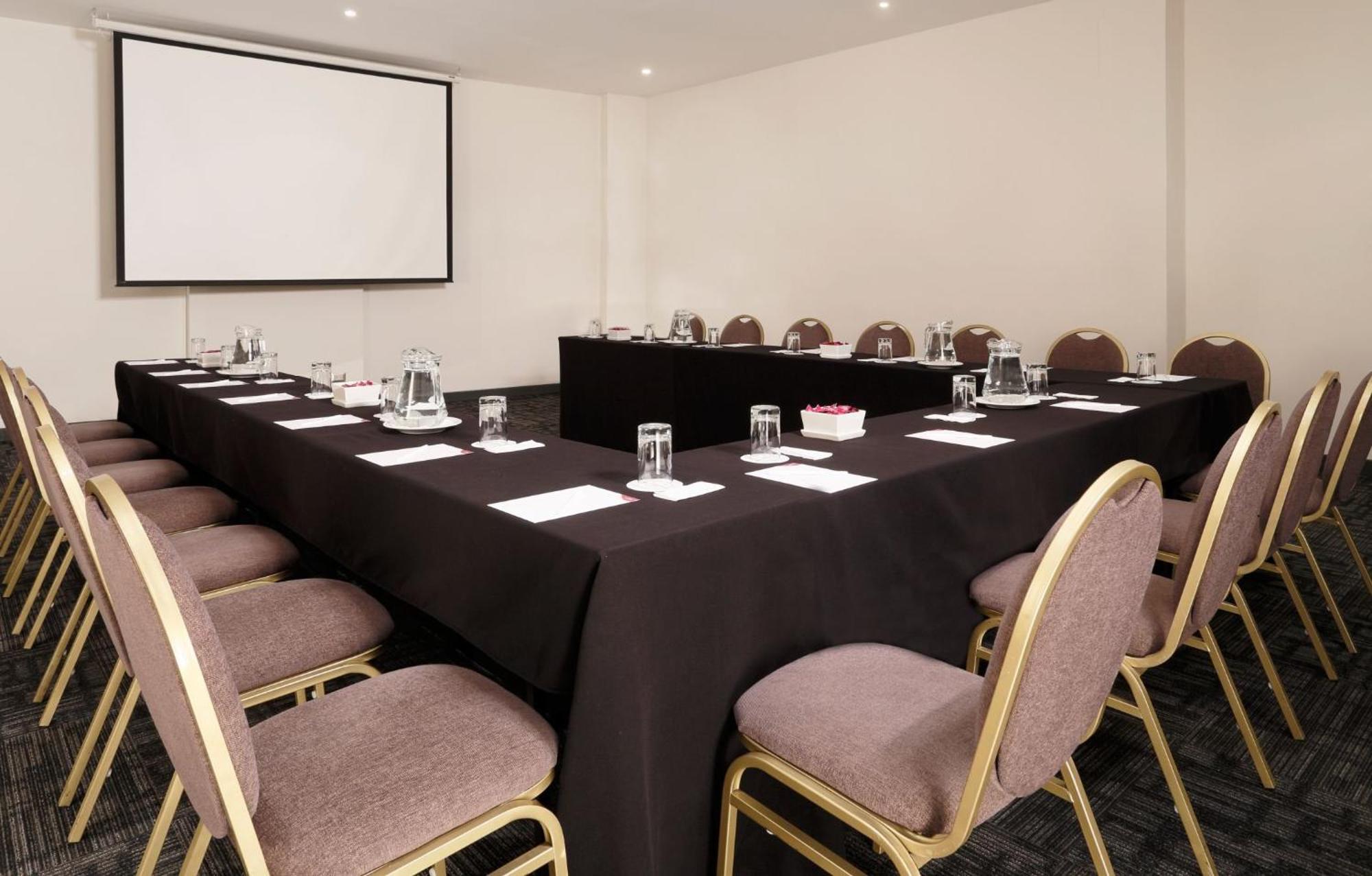 คราวน์ พลาซา ลิมา Hotel ภายนอก รูปภาพ A meeting room at the hotel