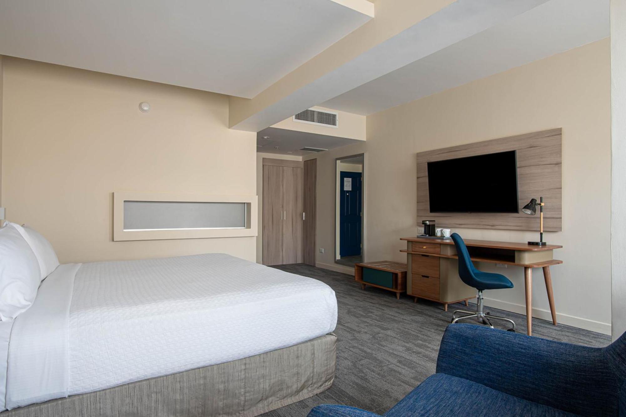คราวน์ พลาซา ลิมา Hotel ภายนอก รูปภาพ A room at the Hilton Garden Inn in San Francisco